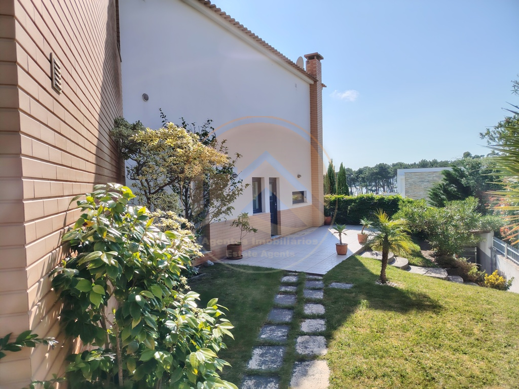 Villa contemporânea com piscina — Foto 12