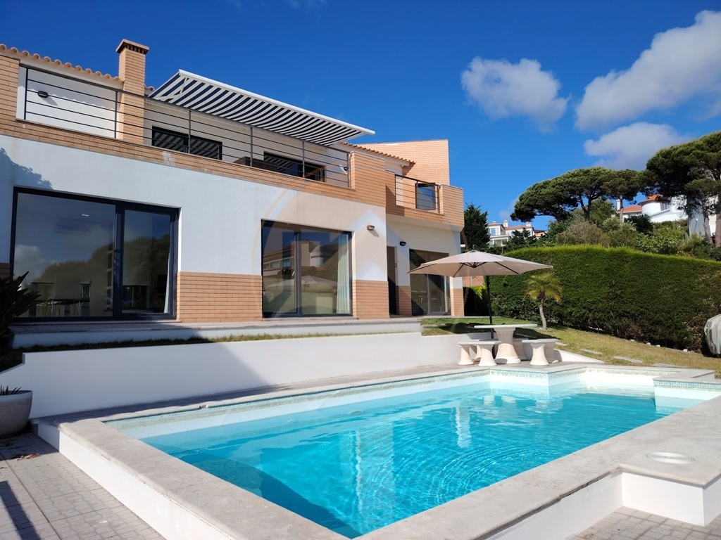 Contemporary villa with swimming pool
