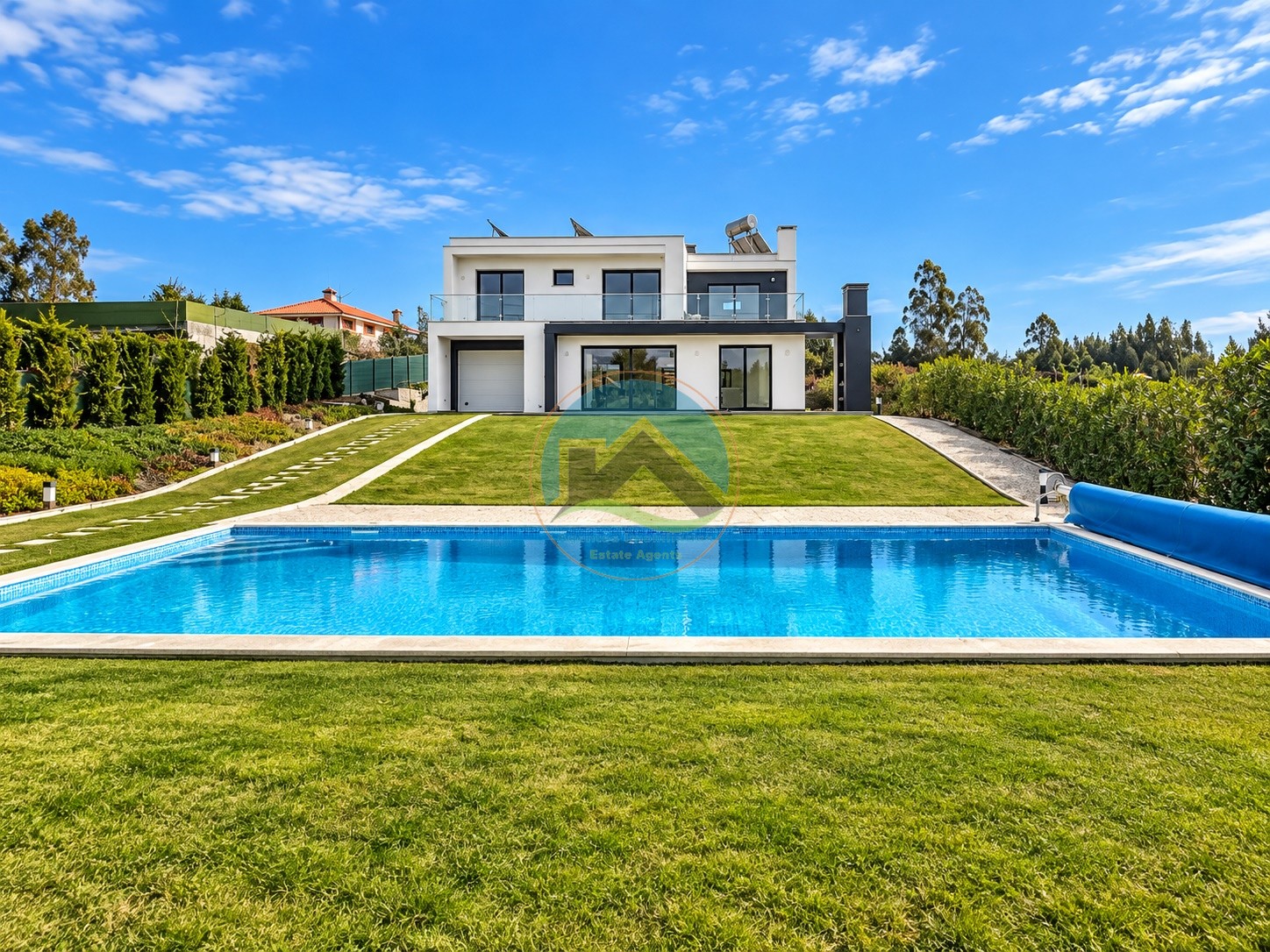 Moradia T4 estilo contemporâneo com piscina no Nadadouro