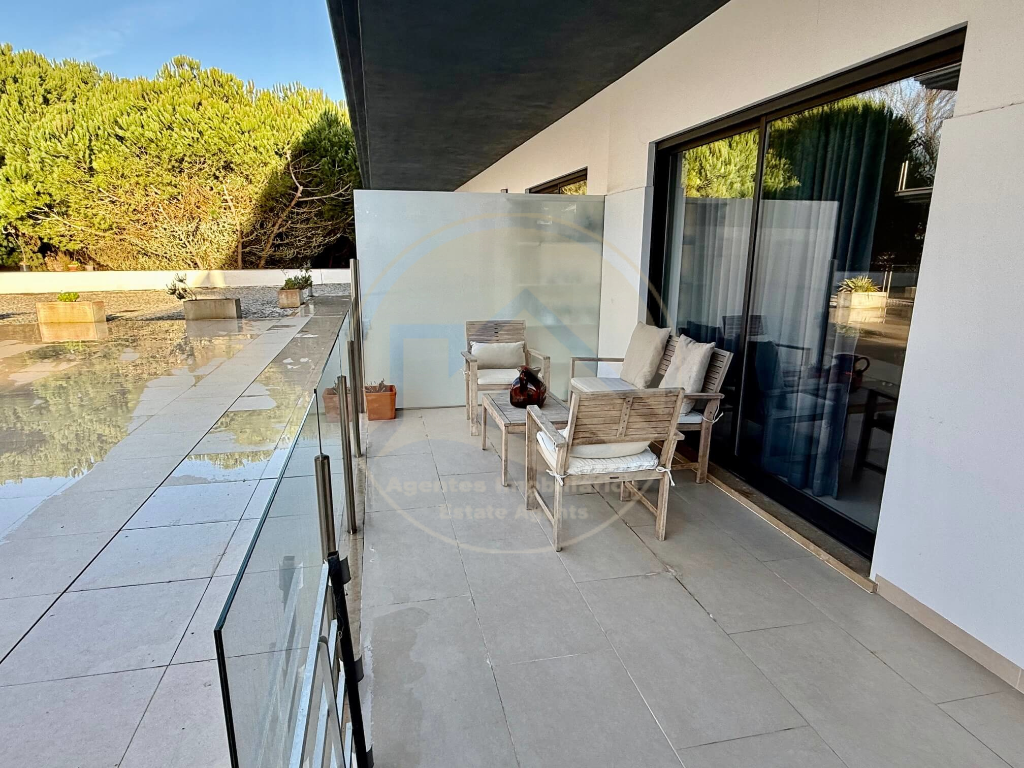 Apartamento de 2 quartos, piscina comunitária e lugar de estacionamento — Foto 3