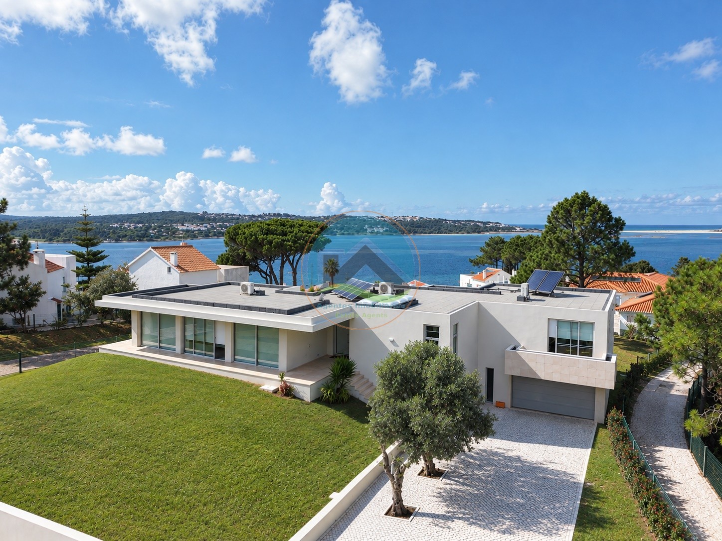 Vivenda Moderna com Piscina e Vista Lagoa
