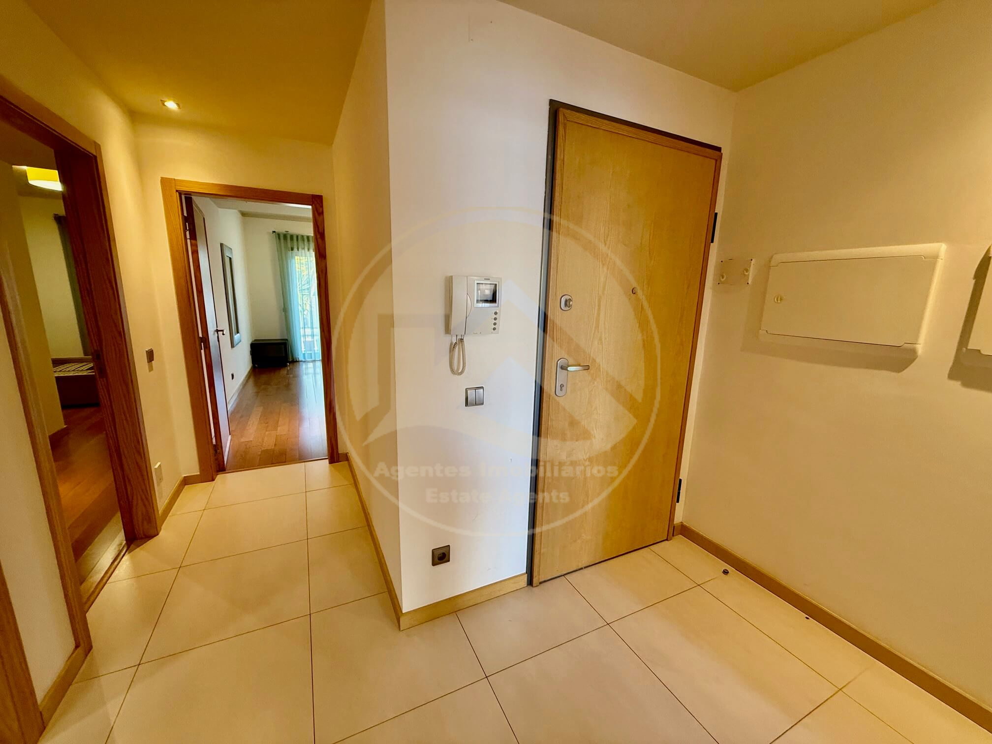Apartamento de 2 quartos, piscina comunitária e lugar de estacionamento — Foto 21