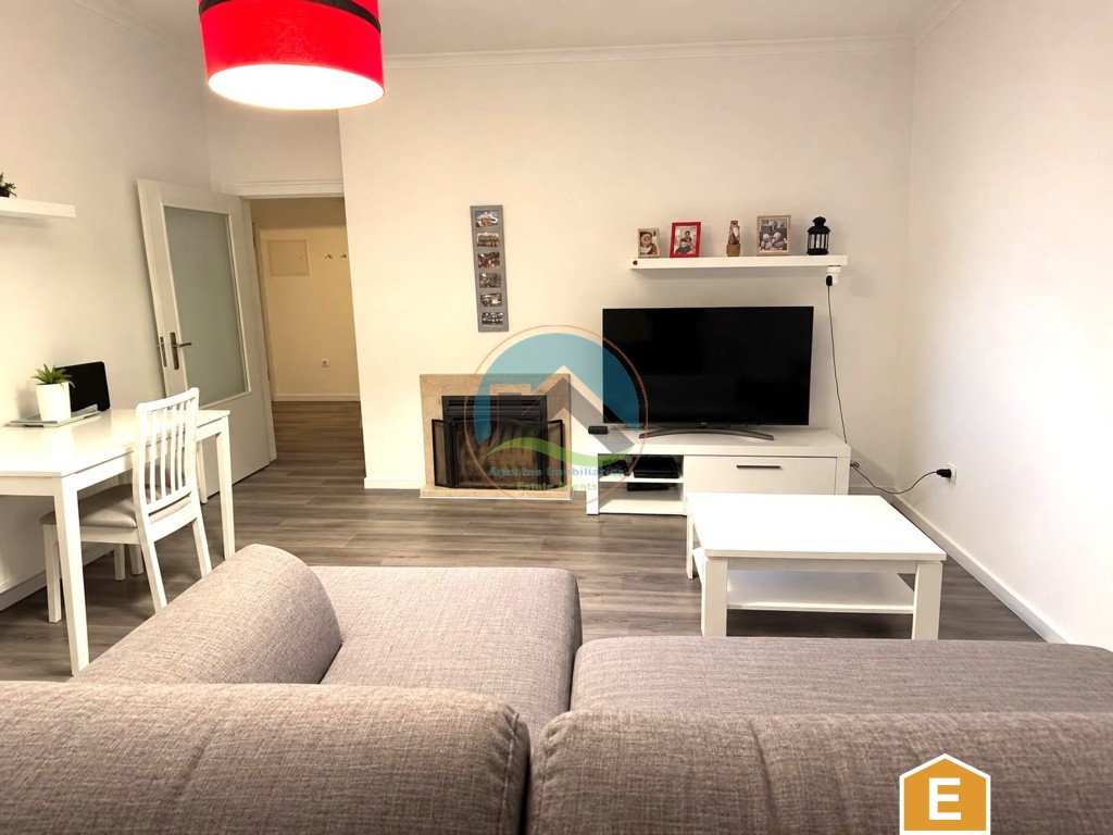 Apartamento T2 renovado com varanda e lugar de estacionamento - Caldas da Rainha
