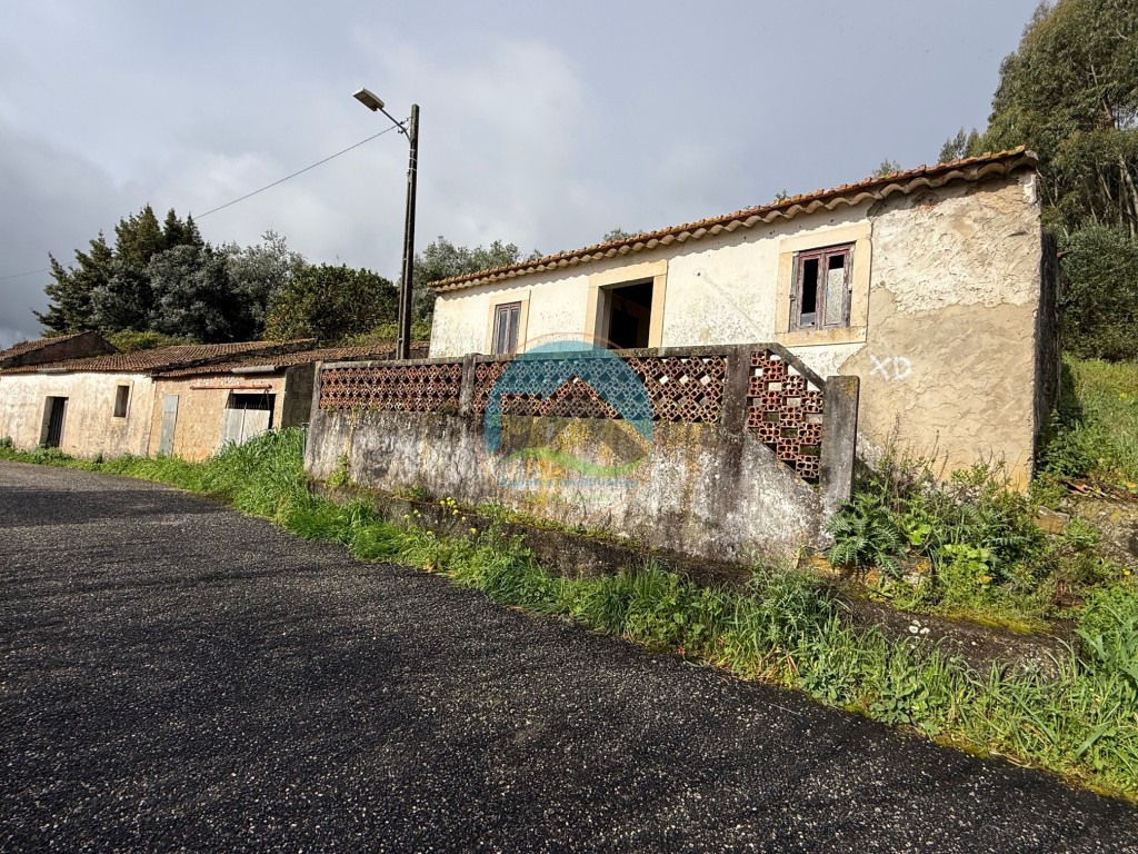 Casa antiga, adega, arrecadações e terreno- Alcobertas, Rio Maior
