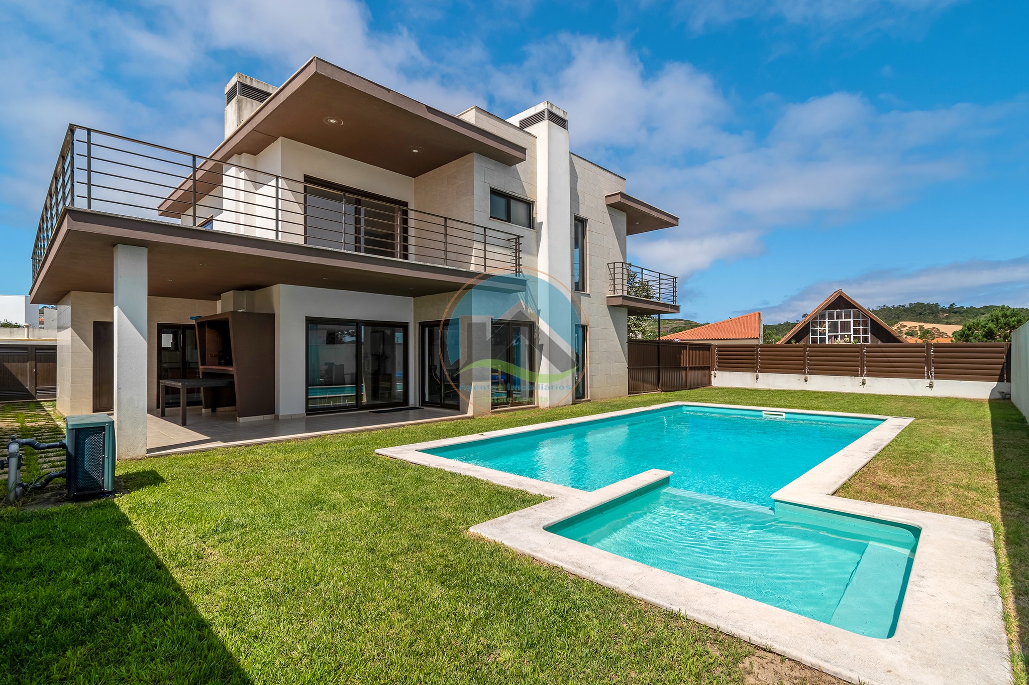 Moradia contemporânea com piscina privada em Salir do Porto