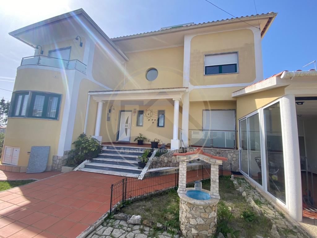 4 bedroom villa with large garage and garden, close to Caldas